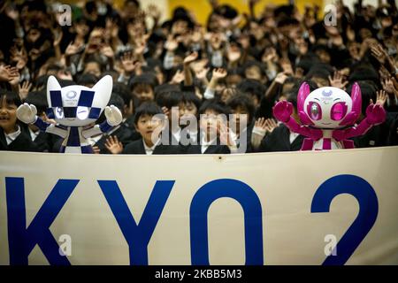 Les écoliers posent pour une photo avec les mascottes des Jeux Olympiques et Paralympiques de Tokyo 2020 et les mascottes de type robot de Miraitowa (L) et Someity (R) lors d'une cérémonie à l'école élémentaire Hoyonomori à Tokyo, sur 18 novembre 2019. (Photo par Alessandro Di Ciommo/NurPhoto) Banque D'Images