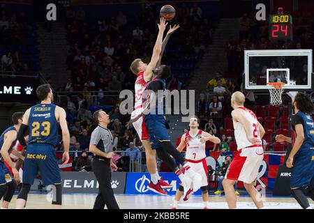 Officiels et début de l'action du jeu pendant la saison régulière 2019/2020 de la Ligue Endesa Round 9 entre Baskonia Vitoria Gasteiz et Montakit Fuenlabrada au Fernando Buesa Arena sur 17 novembre 2019 à Vitoria-Gasteiz, Espagne (photo de Frank Lovicario/NurPhoto) Banque D'Images