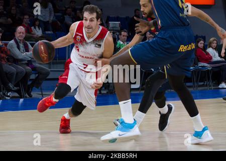 Tomás Bellas, #7 de Montakit Fuenlabrada rivalise avec Pierriá Henry, #7 de Baskonia Vitoria Gasteiz en action pendant la saison régulière de 2019/2020 Liga Endesa série 9 entre Baskonia Vitoria Gasteiz et Montakit Fuenlabrada à Fernando Buesa Arena sur 17 novembre 2019 à Vitoria-Gasteiz, Espagne photo de Frank/Nuriciz (photo) Banque D'Images