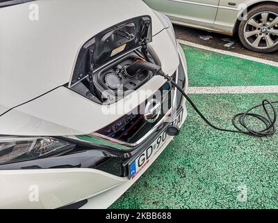 Nissan Leaf connecté à un poste de charge de véhicule électronique est vu à Gdansk, en Pologne, le 18 novembre 2019 (photo de Michal Fludra/NurPhoto) Banque D'Images