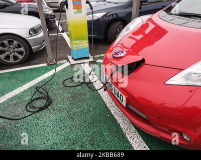 Nissan Leaf connecté à un poste de charge de véhicule électronique est vu à Gdansk, en Pologne, le 18 novembre 2019 (photo de Michal Fludra/NurPhoto) Banque D'Images