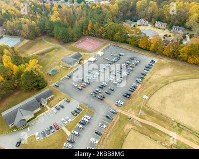 Antenne de personnes votant pour les élections de mi-mandat en 2022 Banque D'Images