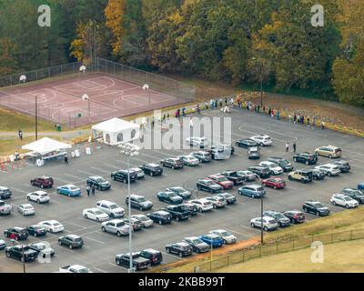 Antenne de personnes votant pour les élections de mi-mandat en 2022 Banque D'Images