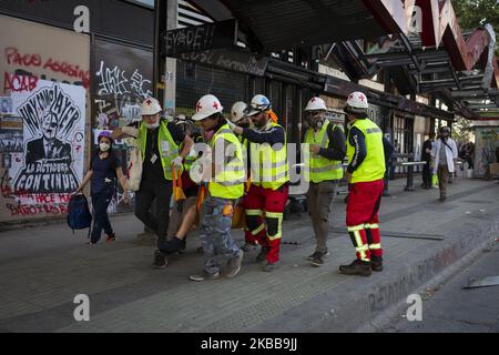 Les volontaires portent un manifestant anti-gouvernement affecté par des gaz lacrymogènes lancés par des policiers anti-émeutes des enfants lors d'une manifestation à Santiago, au Chili, au 31 octobre 2019. (Photo de Jerez Gonzalez/NurPhoto) Banque D'Images