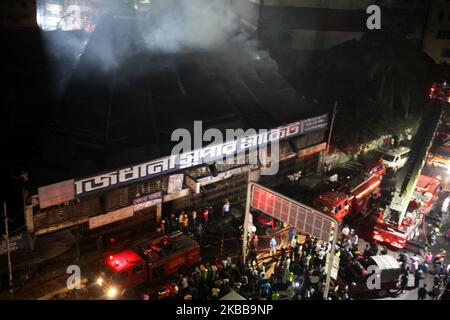 Les pompiers tentent d'éteindre un incendie massif après un incendie dans un marché de Dhaka, au Bangladesh, le 20 novembre 2019. (Photo de Syed Mahamudur Rahman/NurPhoto) Banque D'Images