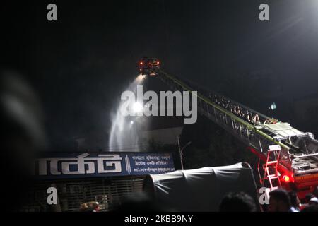 Les pompiers tentent d'éteindre un incendie massif après un incendie dans un marché de Dhaka, au Bangladesh, le 20 novembre 2019. (Photo de Syed Mahamudur Rahman/NurPhoto) Banque D'Images