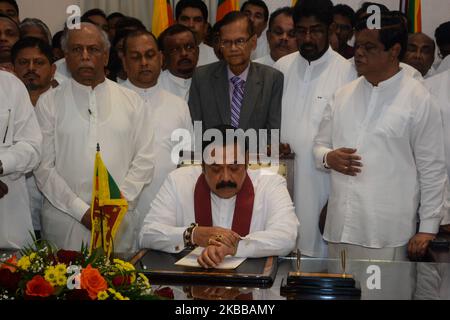 L'ancien chef de l'opposition et président Mahinda Rajapaksa, frère aîné du président nouvellement élu Gotabaya Rajapaksa, vérifie le temps avant d'assumer les fonctions de nouveau Premier ministre au bureau du Premier ministre ce soir. C'est la troisième fois que Mahinda Rajapaksa prend le poste. Colombo, Sri Lanka 21 novembre 2019 (photo d'Akila Jayawardana/NurPhoto) Banque D'Images