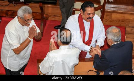 Le Président sri-lankais Gotabaya Rajapaksa (L) et le nouveau Premier Ministre, son frère, l'ancien Président Mahinda Rajapaksa (2R), saluent l'ancien Président sri-lankais sortant Maithripala Sirisena (2L) et l'ancien Premier Ministre Ranil Wickremesinghe au secrétariat présidentiel à Colombo, Sri Lanka, jeudi, 21 novembre 2019. L'ancien homme fort du Sri Lanka, Mahinda Rajapaksa, a prêté serment jeudi en tant que nouveau Premier ministre de la nation insulaire, après que le président sortant Ranil Wickremesinghe ait officiellement quitté son poste. Rajapaksa, frère aîné du président nouvellement élu Gotabhaya Rajapaksa, W Banque D'Images