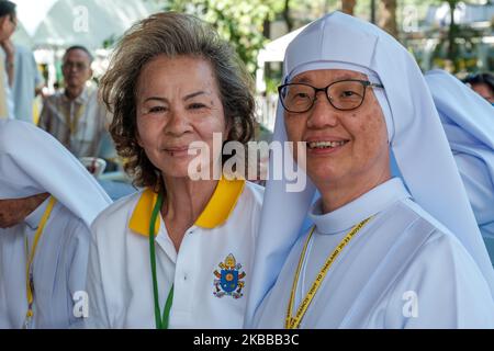 Des dévotés catholiques, du personnel médical et des patients de l'hôpital Saint-Louis assistent à la visite du Pape à Bangkok, Thaïlande, 21 novembre 2019. (Photo de Thomas de Cian/NurPhoto) Banque D'Images