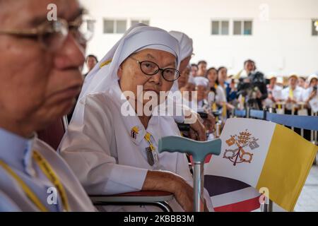 Des dévotés catholiques, du personnel médical et des patients de l'hôpital Saint-Louis assistent à la visite du Pape à Bangkok, Thaïlande, 21 novembre 2019. (Photo de Thomas de Cian/NurPhoto) Banque D'Images