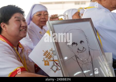 Des dévotés catholiques, du personnel médical et des patients de l'hôpital Saint-Louis assistent à la visite du Pape à Bangkok, Thaïlande, 21 novembre 2019. (Photo de Thomas de Cian/NurPhoto) Banque D'Images