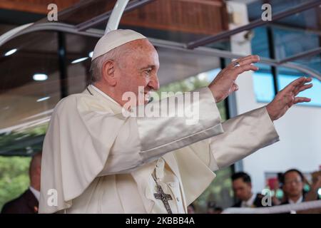 Le pape François rencontre le personnel et visite les patients de l'hôpital Saint-Luis lors de sa première visite en Thaïlande à Bangkok, Thaïlande, 21 novembre 2019. (Photo de Thomas de Cian/NurPhoto) Banque D'Images