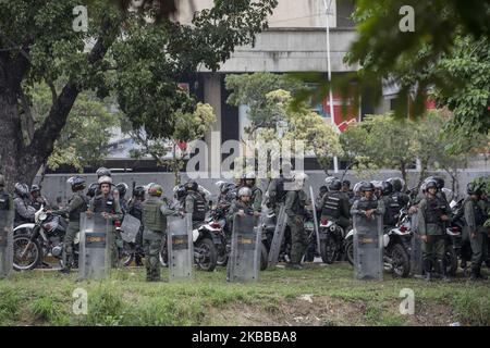 Des membres de la Garde nationale bolivarienne (GNB) et de la police nationale bolivarienne (PNB) bloquent le passage à la marche des étudiants universitaires qui avaient l'intention de rejoindre l'académie militaire du Venezuela le 21 novembre 2019 à Caracas (Venezuela). (Photo de Rafael Briceno Sierralta/NurPhoto) Banque D'Images