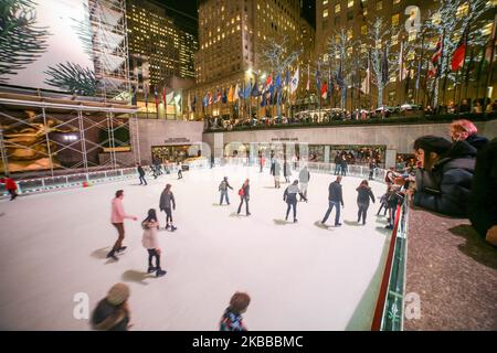 Les gens comme vu patinage sur glace à Manhattan, New York City NY à la patinoire Rockefeller Center devant le Christmas Tree 2019 à la 5th Ave entre 49th et 50th rues. La patinoire est un symbole, une tradition et une attraction pour les touristes à New York. New York, Etats-Unis - 15 novembre 2019 (photo de Nicolas Economou/NurPhoto) Banque D'Images