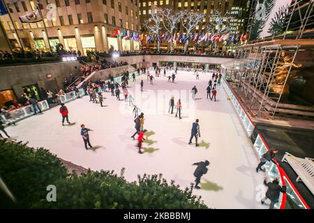 Les gens comme vu patinage sur glace à Manhattan, New York City NY à la patinoire Rockefeller Center devant le Christmas Tree 2019 à la 5th Ave entre 49th et 50th rues. La patinoire est un symbole, une tradition et une attraction pour les touristes à New York. New York, Etats-Unis - 15 novembre 2019 (photo de Nicolas Economou/NurPhoto) Banque D'Images