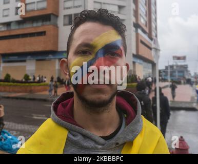 Une personne sur son visage peinte avec le drapeau de la Colombie lors de la manifestation de la grève nationale dans la ville de Bogota, en Colombie, le 21 novembre 2019. (Photo de Daniel Garzon Herazo/NurPhoto) Banque D'Images