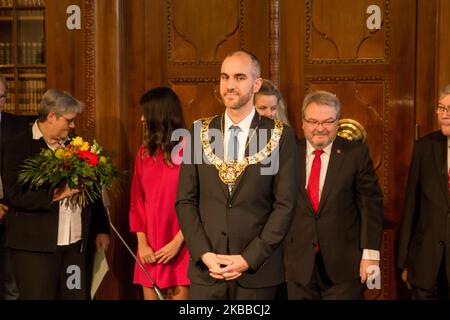 BELIT Onay (Verts), le nouveau Lord Mayor de Hanovre, est avec la chaîne de bureaux à la mairie le 22 novembre 2019 à Hanovre, en Allemagne. Moins de deux semaines après son élection, le nouveau Lord Mayor Onay de Hanovre prend ses fonctions. Il est le quatrième maire vert en Allemagne et le premier à Hanovre. (Photo de Peter Niedung/NurPhoto) Banque D'Images