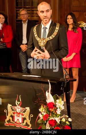 BELIT Onay (Verts), le nouveau Lord Mayor de Hanovre, est avec la chaîne de bureaux à la mairie le 22 novembre 2019 à Hanovre, en Allemagne. Moins de deux semaines après son élection, le nouveau Lord Mayor Onay de Hanovre prend ses fonctions. Il est le quatrième maire vert en Allemagne et le premier à Hanovre. (Photo de Peter Niedung/NurPhoto) Banque D'Images