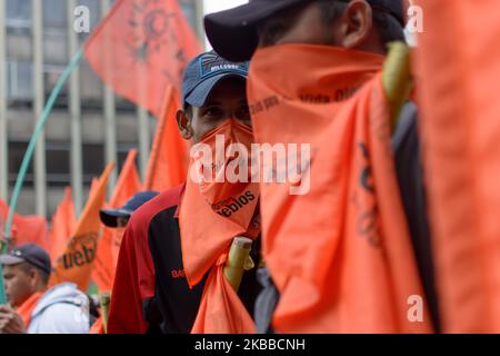 Au 21 novembre, le chômage national a eu lieu en Colombie, avec des répliques dans toutes les villes et municipalités du pays. Des milliers de personnes ont marché à travers les principales avenues de Bogota pour atteindre la Plaza de Bolivar, où, après une journée paisible, des groupes à capuchon ont affronté l'escadron mobile Riot (ESMAD), se terminant par de fortes émeutes. Quelques heures plus tard, un Cacerolazo s'est tenu en signe de protestation dans tous les quartiers de la ville, où les familles et les voisins se sont réunis pour exprimer leur manque de confiance avec le gouvernement actuel du Président Duque à Bogota, en Colombie, à propos de 21 novembre 2019. (Photo par Banque D'Images