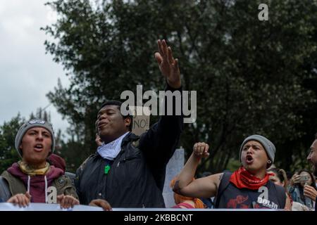 Au 21 novembre, le chômage national a eu lieu en Colombie, avec des répliques dans toutes les villes et municipalités du pays. Des milliers de personnes ont marché à travers les principales avenues de Bogota pour atteindre la Plaza de Bolivar, où, après une journée paisible, des groupes à capuchon ont affronté l'escadron mobile Riot (ESMAD), se terminant par de fortes émeutes. Quelques heures plus tard, un Cacerolazo s'est tenu en signe de protestation dans tous les quartiers de la ville, où les familles et les voisins se sont réunis pour exprimer leur manque de confiance avec le gouvernement actuel du Président Duque à Bogota, en Colombie, à propos de 21 novembre 2019. (Photo par Banque D'Images