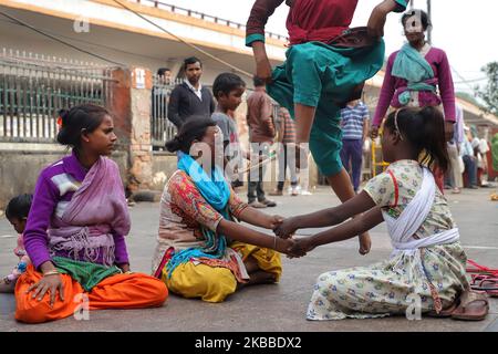 Les enfants sans-abri jouent à l'extérieur d'un temple dans la vieille Inde de Delhi le 23 novembre 2019 (photo de Nasir Kachroo/NurPhoto) Banque D'Images