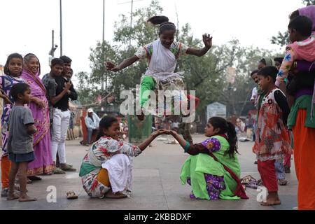 Les enfants sans-abri jouent à l'extérieur d'un temple dans la vieille Inde de Delhi le 23 novembre 2019 (photo de Nasir Kachroo/NurPhoto) Banque D'Images