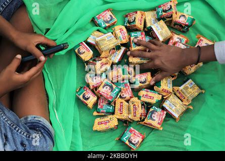 Les enfants comptent les biscuits Parle-G qu'ils ont recueillis à l'extérieur d'un temple dans les sans-abri les enfants jouent à l'extérieur d'un temple dans l'Inde de New Delhi le 23 novembre 2019 (photo de Nasir Kachroo/NurPhoto) Banque D'Images