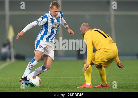 Matteo Ciofani de Pescara Calcio et Francesco Migliore bataille crémonaise des États-Unis pour le ballon pendant le match de la série italienne B 2019/2020 entre Pescara Calcio 1936 et les Cremones des États-Unis au Stadio Adriatico Giovanni Cornacchia sur 22 novembre 2019 à Pescara, Italie. (Photo de Danilo Di Giovanni/NurPhoto) Banque D'Images