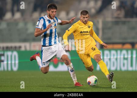 Luca Valzania Cremonese des États-Unis et Gennaro Borrelli de Pescara Calcio bataille pour le ballon pendant le match de la série italienne B 2019/2020 entre Pescara Calcio 1936 et Cremonese des États-Unis au Stadio Adriatico Giovanni Cornacchia sur 22 novembre 2019 à Pescara, Italie. (Photo de Danilo Di Giovanni/NurPhoto) Banque D'Images