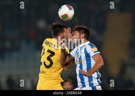 Gennaro Borrelli de Pescara Calcio et Antonio Caracciolo U.S. Cremonese bataille pour le ballon pendant le match de la série italienne B 2019/2020 entre Pescara Calcio 1936 et U.S. Cremonese au Stadio Adriatico Giovanni Cornacchia sur 22 novembre 2019 à Pescara, Italie. (Photo de Danilo Di Giovanni/NurPhoto) Banque D'Images