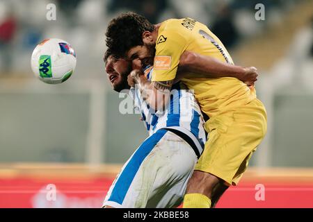 Gennaro Borrelli de Pescara Calcio et Matteo Bianchetti bataille crémonaise américaine pour le ballon pendant le match de la Serie italienne B 2019/2020 entre Pescara Calcio 1936 et Cremonese américaine au Stadio Adriatico Giovanni Cornacchia sur 22 novembre 2019 à Pescara, Italie. (Photo de Danilo Di Giovanni/NurPhoto) Banque D'Images