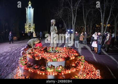 Les gens visitent un monument aux victimes d'Holodomor lors d'une cérémonie de commémoration marquant le 86th anniversaire de la famine de 1932-33, au cours de laquelle des millions de personnes sont mortes de faim, à Kiev, en Ukraine, en 23 novembre 2019. (Photo de Maxym Marusenko/NurPhoto) Banque D'Images