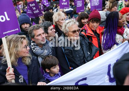 L'actrice française Alexandra Lamy (1L) et l'humoriste et activiste français Muriel Robin (3R) participent à une manifestation pour condamner la violence contre les femmes, à 23 novembre 2019, à Paris. Arborant le violet – la couleur adoptée des luttes féministes – les activistes descendent dans les rues de Paris et d'autres villes françaises pour se prononcer contre la violence domestique en France, où une femme est tuée par son partenaire tous les deux ou trois jours. (Photo de Michel Stoupak/NurPhoto) Banque D'Images