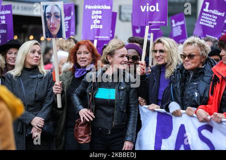 Les actrices françaises Sandrine Bonnaire (3R) et Alexandra Lamy (2R) ainsi que l'humoriste et activiste français Muriel Robin (1R) participent à une manifestation pour condamner la violence faite aux femmes, à 23 novembre 2019, à Paris. Arborant le violet – la couleur adoptée des luttes féministes – les activistes descendent dans les rues de Paris et d'autres villes françaises pour se prononcer contre la violence domestique en France, où une femme est tuée par son partenaire tous les deux ou trois jours. (Photo de Michel Stoupak/NurPhoto) Banque D'Images