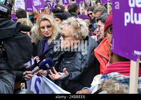 L'actrice française Alexandra Lamy (1L) et l'humoriste et activiste français Muriel Robin (C) participent à une manifestation pour condamner la violence contre les femmes, à 23 novembre 2019, à Paris. Arborant le violet – la couleur adoptée des luttes féministes – les activistes descendent dans les rues de Paris et d'autres villes françaises pour se prononcer contre la violence domestique en France, où une femme est tuée par son partenaire tous les deux ou trois jours. (Photo de Michel Stoupak/NurPhoto) Banque D'Images