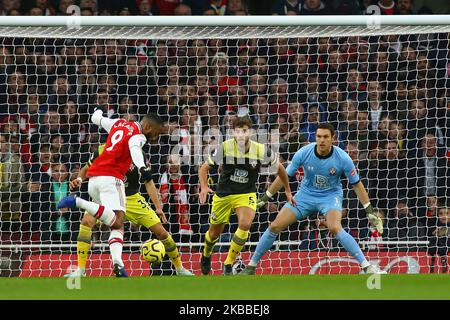 Alexandre Lacazette, l'avant d'Arsenal, marque un but lors de la première ligue anglaise entre Arsenal et Southampton au stade Emirates, Londres, Angleterre, le 23 novembre 2019. (Photo par action Foto Sport/NurPhoto) Banque D'Images