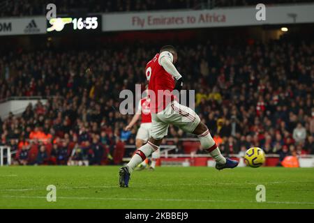 Alexandre Lacazette, l'avant d'Arsenal, marque un but lors de la première ligue anglaise entre Arsenal et Southampton au stade Emirates, Londres, Angleterre, le 23 novembre 2019. (Photo par action Foto Sport/NurPhoto) Banque D'Images