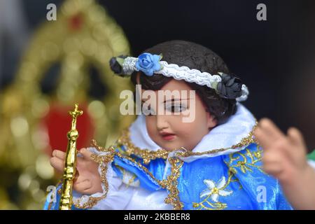 Les vendeurs font la vente de dieu enfants dans les marchés de la ville pendant la veille de Noël pour être utilisé pour décorer les naissances et l'arbre de Noël, il ya différentes variétés de dieu enfants qui sont habillés selon l'occasion et le goût, nous pouvons trouver des enfants Dieu comme un ange, joueur de football, carpenter, entre autres. Sur 23 novembre 2019 à Mexico, Mexique (photo d'Eyepix/NurPhoto) Banque D'Images