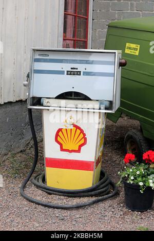 Ancien distributeur de carburant de pompe à essence Shell par Avery-Hardoll sur une cour. Riihikoski, Finlande. 11 juin 2022. Banque D'Images