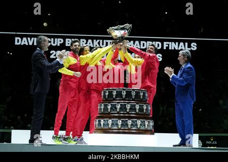 Marcel Granollers, Feliciano Lopez, Pablo Carreno Busta, Roberto Bautista Agut, Rafael Nadal après leur victoire sur le Canada lors du septième jour de la coupe Davis 2019 à la Caja Magica sur 24 novembre 2019 à Madrid, en Espagne. (Photo par Oscar Gonzalez/NurPhoto) Banque D'Images