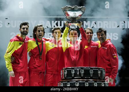 Marcel Granollers, Feliciano Lopez, Pablo Carreno Busta, Roberto Bautista Agut, Rafael Nadal après leur victoire sur le Canada lors du septième jour de la coupe Davis 2019 à la Caja Magica sur 24 novembre 2019 à Madrid, en Espagne. (Photo par Oscar Gonzalez/NurPhoto) Banque D'Images