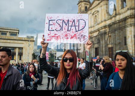 Des manifestants à Bogota, en Colombie, sur la plantule de 24 novembre 2019 en soutien à Dilan Cruz, le jeune homme qui a été grièvement blessé par ESMAD le jeune homme a été grièvement blessé samedi dernier, 23 novembre, dans le centre de Bogota, lorsqu'il participait à une manifestation. Sa partie médicale est réservée, mais on sait qu'elle est dans un coma induit. Des centaines de personnes se sont rassemblées à l'hôpital de San Ignacio où il est admis comme symbole de soutien. (Photo de Juan Carlos Torres/NurPhoto) Banque D'Images