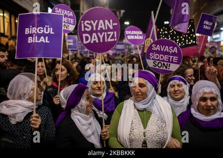 À 25 novembre 2019, des milliers de femmes ont défilé à Istanbul, en Turquie, pour marquer la Journée internationale pour l'élimination de la violence à l'égard des femmes. La marche a eu lieu dans l'avenue Istiklal, pour commémorer les femmes en Turquie qui ont perdu la vie à cause de la violence masculine. La police anti-émeute a attaqué la foule avec du gaz lacrymogène. Les femmes kurdes portent des signes portant le nom de femmes assassinées par des hommes. (Photo par Erhan Demirtas/NurPhoto) Banque D'Images