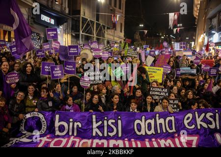 À 25 novembre 2019, des milliers de femmes ont défilé à Istanbul, en Turquie, pour marquer la Journée internationale pour l'élimination de la violence à l'égard des femmes. La marche a eu lieu dans l'avenue Istiklal, pour commémorer les femmes en Turquie qui ont perdu la vie à cause de la violence masculine. La police anti-émeute a attaqué la foule avec du gaz lacrymogène. (Photo par Erhan Demirtas/NurPhoto) Banque D'Images