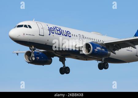 Avion Airbus A320-200 JetBlue Airways tel qu'observé lors de l'approche finale à l'aéroport international John F. Kennedy de New York aux États-Unis. L'avion a l'enregistrement N580JB, 2x moteurs de jet IAE et le nom Mo’ Better Blue . Jet Blue B6 JBU est une compagnie aérienne américaine low cost avec une flotte de 256 avions de ligne et siège social à long Island City, New York City, quartier de Queens, avec la base principale de l'aéroport JFK KJFK. (Photo de Nicolas Economou/NurPhoto) Banque D'Images