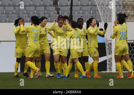 Les joueurs du club de football Jiangsu Suning Ladies réagissent après le premier but lors d'un championnat de club féminin 2019-FIFA/AFC Pilot Tournamant Nippon TV Beleza V Jiangsu Suning Ladies football Club au Yongin Citizens Sports Park à Yongin, Corée du Sud, on 26 novembre 2019. (Photo de Seung-il Ryu/NurPhoto) Banque D'Images