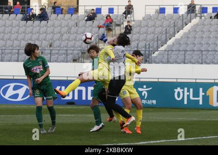 Peng Shimeng de Jiangsu Suning Ladies football Club action lors d'un championnat de club féminin 2019-FIFA/AFC Pilot Tournamant Nippon TV Beleza V Jiangsu Suning Ladies football Club au Yongin Citizens Sports Park à Yongin, Corée du Sud, on 26 novembre 2019. (Photo de Seung-il Ryu/NurPhoto) Banque D'Images