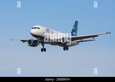 Avion Airbus A320-200 JetBlue Airways tel qu'observé lors de l'approche finale à l'aéroport international John F. Kennedy de New York aux États-Unis. L'avion a l'enregistrement N580JB, 2x moteurs de jet IAE et le nom Mo’ Better Blue . Jet Blue B6 JBU est une compagnie aérienne américaine low cost avec une flotte de 256 avions de ligne et siège social à long Island City, New York City, quartier de Queens, avec la base principale de l'aéroport JFK KJFK. (Photo de Nicolas Economou/NurPhoto) Banque D'Images