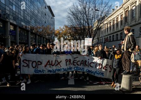 Manifestation contre la précarité et les problèmes financiers des étudiants à Lyon, France, sur 26 novembre 2019. Plusieurs rassemblements ont été organisés dans toute la France à l'appel des syndicats des Solidaires Etudiants. Le mouvement de protestation contre la précarité fait suite à la tentative de suicide d'un étudiant de Lyon sur 8 novembre 2019 devant les bureaux du Crous. (Photo de Nicolas Liponne/NurPhoto) Banque D'Images