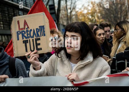 Manifestation contre la précarité et les problèmes financiers des étudiants à Lyon, France, sur 26 novembre 2019. Plusieurs rassemblements ont été organisés dans toute la France à l'appel des syndicats des Solidaires Etudiants. Le mouvement de protestation contre la précarité fait suite à la tentative de suicide d'un étudiant de Lyon sur 8 novembre 2019 devant les bureaux du Crous. (Photo de Nicolas Liponne/NurPhoto) Banque D'Images